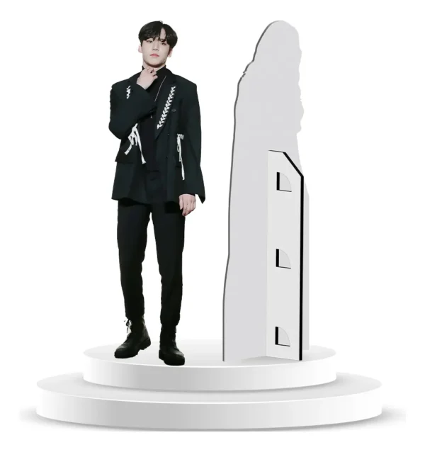 Figura De Coroplast De Jeong Yun Ho Con Base A Tamaño Real En Coroplast