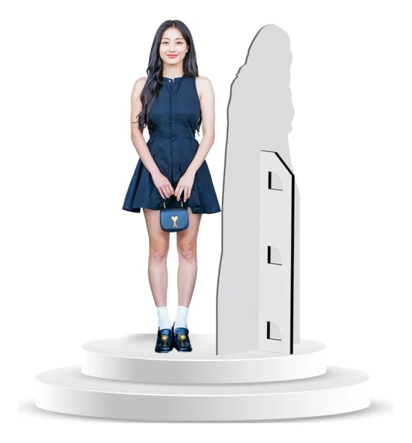 Figura De Coroplast De Jihyo Twice Con Base A Tamaño Real En Coroplast