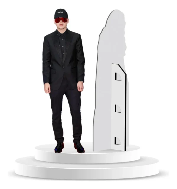 Figura De Coroplast De Bizarrap Con Base A Tamaño Real En Coroplast