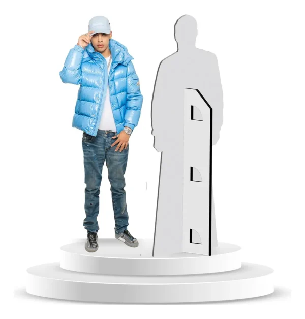 Figura De Coroplast De Cris MJ Con Base A Tamaño Real En Coroplast