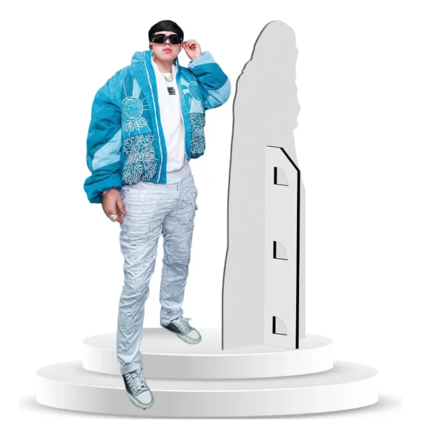 Figura de Oscar Maydon a Tamaño Real en Coroplast con Base