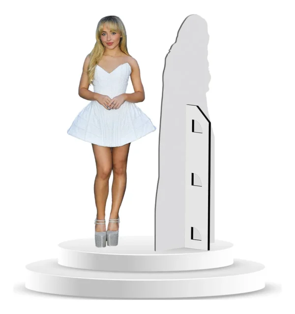 Figura De Coroplast De Sabrina Carpenter Con Base A Tamaño Real En Coroplast