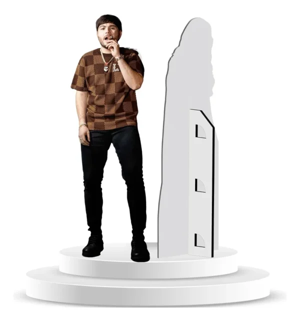 Figura De Coroplast De Tito Doble P Con Base A Tamaño Real En Coroplast